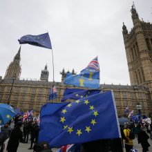 Nesėkmę dėl „Brexit“ patyrusi premjerė – pažeminta ir sutriuškinta