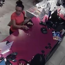 Prašo pagalbos: kas prekybos centre pavogė telefoną?