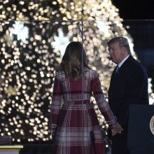 D. Trumpas su žmona įžiebė pagrindinę JAV Kalėdų eglę