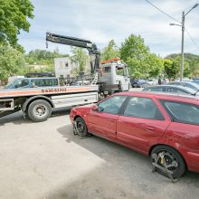 Vilniuje iš kiemų pradėti vežti nenaudojami automobiliai