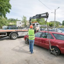 Vilniuje iš kiemų pradėti vežti nenaudojami automobiliai