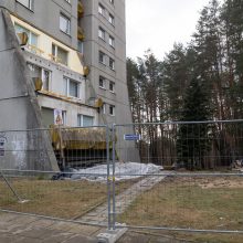 Sostinėje nukritęs balkonas gyventojų dėl renovacijos neįtikino: savivaldybė ragina apsigalvoti