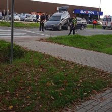 Vilniaus rajone susidūrė du „Volvo“: po smūgio vienas automobilis palindo po kitu