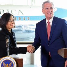 JAV Atstovų Rūmų pirmininkas pradeda susitikimą su Taivano prezidente  
