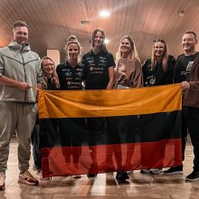 Lietuvos paplūdimio tinklininkės su optimistinėmis nuotaikomis išvyko į pasaulio čempionatą