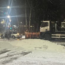 Jonavos gatvėje sniegą valantis sunkvežimis rėžėsi į „Volvo“