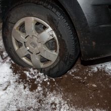 Vilijampolėje ligonį vežusiam medikų automobiliui prireikė ugniagesių pagalbos