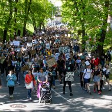 Apie tūkstantį jaunuolių sostinėje susirinko į demonstraciją už juodaodžių teises