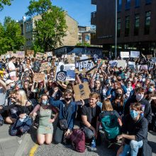 Apie tūkstantį jaunuolių sostinėje susirinko į demonstraciją už juodaodžių teises
