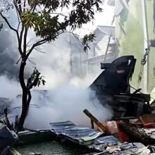 Indonezijos naikintuvas sudužo gyvenamajame rajone, niekas nenukentėjo