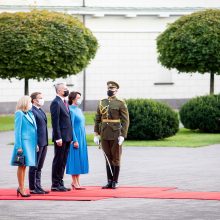 E. Macrono viešnagė Lietuvoje: abi pirmosios ponios pasirinko mėlynas sukneles