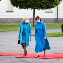 E. Macrono viešnagė Lietuvoje: abi pirmosios ponios pasirinko mėlynas sukneles