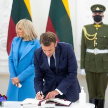 Prancūzijos prezidentui E. Macronui suteiktas VU garbės daktaro vardas