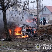Donecko srityje gelbėtojai pakliuvo į pakartotinį apšaudymą, yra žuvusiųjų ir sužeistųjų