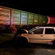 Uzbekistano piliečio vairuojamas automobilis pervažoje susidūrė su traukiniu