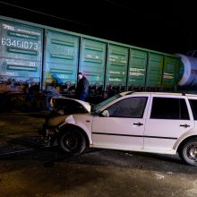 Uzbekistano piliečio vairuojamas automobilis pervažoje susidūrė su traukiniu