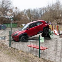 Sostinėje moters vairuojamas automobilis atsidūrė vaikų žaidimų aikštelėje 
