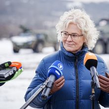 Vokietijos gynybos ministrė kritikuojama dėl naujametinio vaizdo įrašo