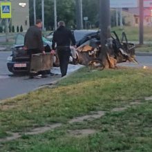 Kraupu: „Audi“ Kaune rėžėsi į stulpą – vairuotojas žuvo, trys žmonės sužaloti