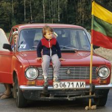 Kovo 11-oji Kauno rajone: nuo istorinių fotografijų iki tautiškų kojinaičių kūdikiams