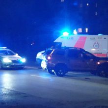 Avarija Šilainiuose: vienas vairuotojas – ligoninėje, gatvė nusėta nuolaužomis