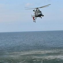 Iš laivo ir sraigtasparnio nuleistais vainikais pagerbti žuvusieji jūroje
