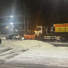 Jonavos gatvėje sniegą valantis sunkvežimis rėžėsi į „Volvo“