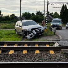 Neveronyse automobilis „Volvo“ nulaužė geležinkelio užkardą