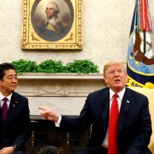 D. Trumpas susitiko su Japonijos premjeru