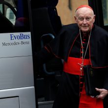 Vatikanas pašalino iš kunigų luomo lytine prievarta kaltinamą buvusį JAV kardinolą