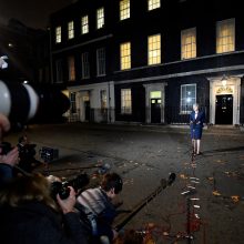 Britanijos premjerė užsitikrino kabineto pritarimą „Brexit“ sutarčiai