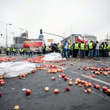 Varšuvos centre protestavę ūkininkai degino padangas ir barstė obuolius
