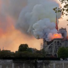 Milžiniškas gaisras Paryžiaus Dievo Motinos katedroje – užgesintas: vyksta tyrimas
