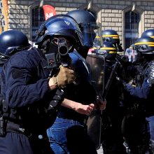 Paryžiuje sulaikyti beveik 130 „geltonųjų liemenių“ protestuotojų 