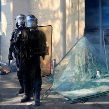 Paryžiuje sulaikyti beveik 130 „geltonųjų liemenių“ protestuotojų 