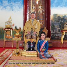 Tailando karalius suteikė malonę oficialiai savo meilužei