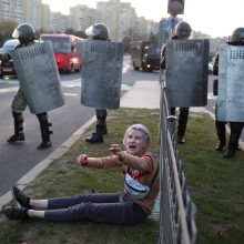 Minske saugumo pajėgos panaudojo vandens patrankas, suima protestuotojus
