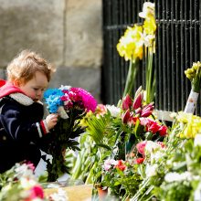 Gedintieji princo Philipo deda gėles prie Bakingamo rūmų