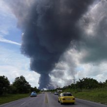 Išplitusį gaisrą Kubos degalų bazėje gesina sraigtasparniai