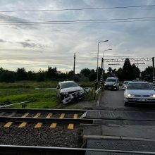 Neveronyse automobilis „Volvo“ nulaužė geležinkelio užkardą