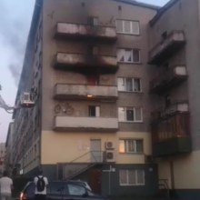 Įtariama, kad Vilniuje moteris padegė savo butą: gelbėtojai žmones kėlė pro langą