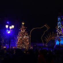 Kauniečiai ir šeštadienį tebeplūsta prie pagrindinės miesto eglės