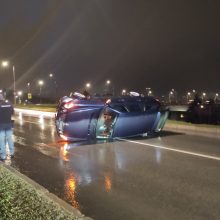 Prie Varnių tilto nuo kelio nuslydo ir apsivertė „Mercedes-Benz“ 