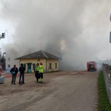 Dėl gaisro Kretingoje galima oro tarša bei draudžiamas automobilių eismas Klaipėdos gatvėje