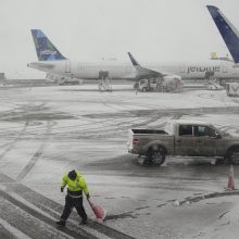 Dėl sniego audros Niujorko regione atšaukta šimtai skrydžių