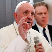 Popiežius žada, kad Bažnyčia nebedangstys seksualinių nusikaltėlių