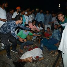 Šiaurės Indijoje traukinys mirtinai sužalojo daugiau kaip 50 žmonių