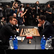 F. Caruana nepasinaudojo pranašumu ir taikiai baigė dar vieną partiją su M. Carlsenu
