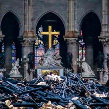 Prokurorai: gaisrą Dievo Motinos katedroje galėjo sukelti cigaretė, elektros gedimas