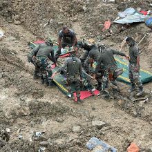Indijoje žemės nuošliaužos aukų padaugėjo iki 26, gelbėtojai tęsia darbus